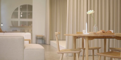 MAKE nordic showrooms med arkitekttegnede spiseborde og spisebordsstole i egetræ og stål
