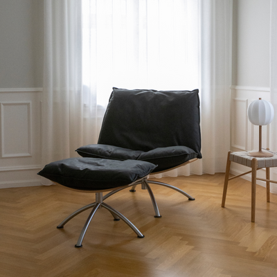 PRIMETIME - Lænestol med skammel, Sort stel, Dunes Leather Cognac nr. 21000